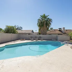 phoenix-best-15-mil-to-airport-with-private-pool.hotelsofphoenix.com/