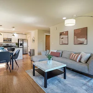 stylish-north-townhouse-dual-master-suites.seattlehotelsites.com/