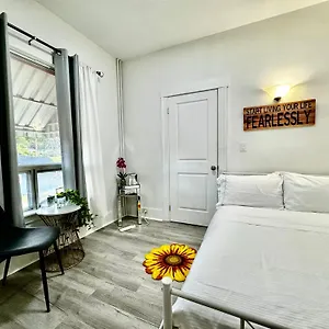 2-bedroom-house-near-airport-and-downtown.seattlehotelsites.com/